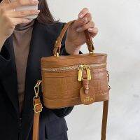 High-end retro bag 2023 new womens popular explosive style all-match messenger fashion portable square