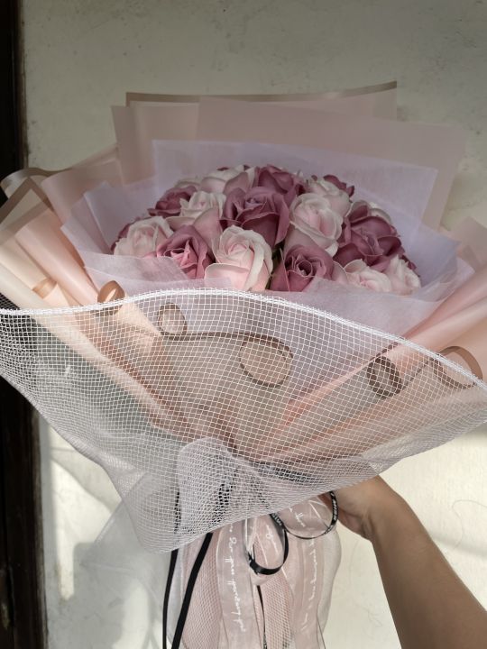 Bó hoa sáp mix hồng: Bó hoa sáp mix hồng là món quà tuyệt vời dành cho những người bạn, người thân yêu. Với chất liệu sáp tự nhiên và màu hồng tươi sáng, bó hoa này sẽ mang lại cảm giác ấm áp và tình cảm đong đầy từ người tặng đến người nhận.