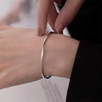 สร้อยข้อมือ Kocoo แหวน Mobius สำหรับผู้หญิงสร้อยข้อมือน้ำหนักเบาดีไซน์หรูหรากำไล Bestie ของขวัญเครื่องประดับลมหนาว