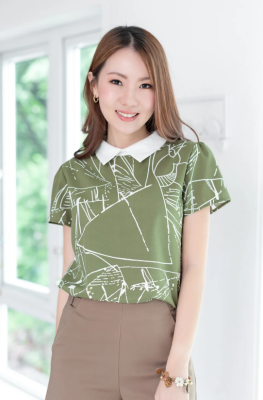 Narinari : NT2432 Point Collar Graphic Blouse – Matcha Green