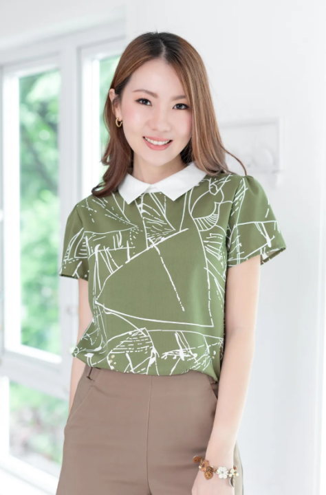 narinari-nt2432-point-collar-graphic-blouse-matcha-green