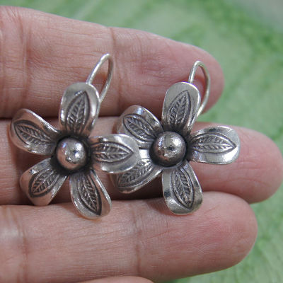 Flower earrings pure silver Thai Karen hill tribe nice ดอกไม้สวยงามไทยตำหูเงินกระเหรี่ยงทำจากมือชาวเขางานฝีมือสวยของฝากที่มีคุณค่าของฝากถูกใจน่ารัก