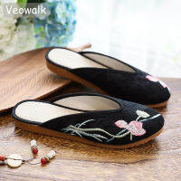 Veowalk Flower Embroidered Women Cotton Fabric Flat Mules Ladies Comfortable Closed Toe Slippers Retro Chinese Style Shoes