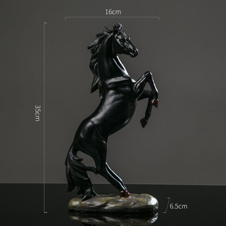 livingmall-เรซิ่นรูปปั้นม้า-morden-art-animal-figurines-สำนักงานอุปกรณ์ตกแต่งบ้าน-horse-sculpture