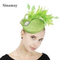 Sinamay 4ชั้นขนนกตาข่ายสำหรับงานแต่งงานผ้าลินินสีเขียวอ่อนหมวกทหารสวยงามเครื่องประดับสำหรับผู้หญิงคุณภาพสูงประดับศีรษะที่สง่างาม