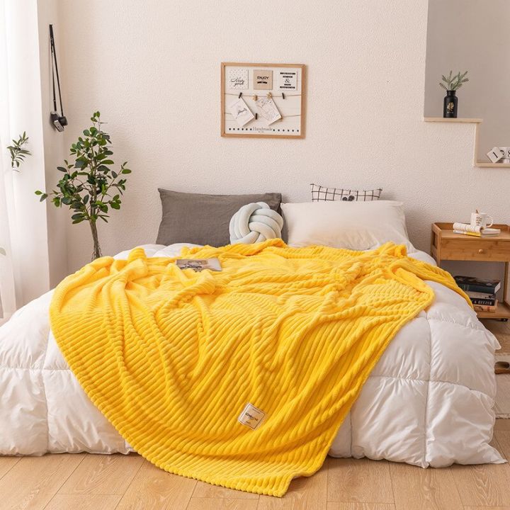 ผ้าคลุมเตียงผ้านวมคลุมเตียงที่เป็นของแข็งสีเหลืองสีเขียวอ่อนและอ่อนนุ่มบนเตียงผ้าห่มหนาและผ้าห่ม