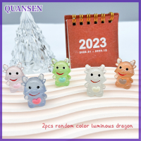 QUANSEN 2pcs Luminous Cartoon เครื่องประดับมังกรน่ารักมินิเรซิ่นตกแต่งเครื่องประดับรถ