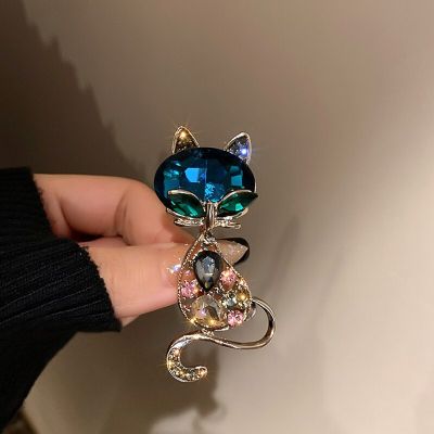 2022 Korean Rhinestone Cat Pendant Brooches For Women Gold Color Alloy Animal Pins Fashion Crystal Corsage Everyday Accessories
