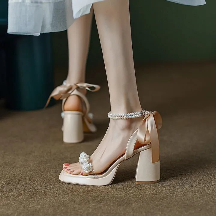 รองเท้าแตะผู้หญิงมุกสไตล์นางฟ้า-2023-ใหม่ฤดูร้อนเปิดนิ้วเท้าแมทช์ลุคง่ายส้นหนาพร้อมสายกระโปรงใส