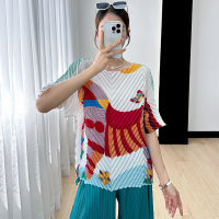 Issey Miyake 2023 Miyake เสื้อยืดพิมพ์ลายการ์ตูนผู้หญิงฤดูร้อนรุ่นใหม่เสื้อจับจีบแขนค้างคาวคอกลมสวมหัวหลวมแขนสั้น