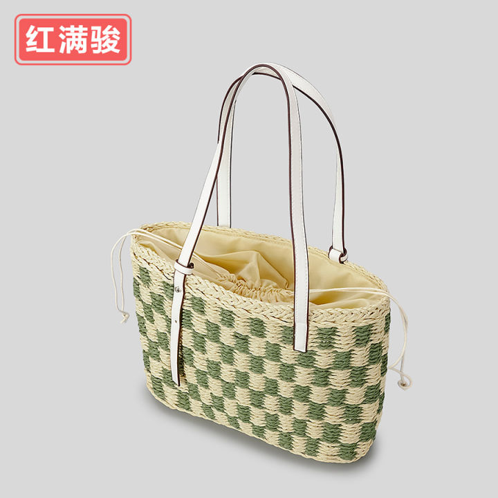 กระเป๋าตะกร้าผักสานมือสำหรับผู้หญิงจากร้าน-cestlafit-กระเป๋าสะพายไหล่ที่ได้แรงบันดาลใจจากบีชรีสอร์ทกระเป๋าสะพายไหล่ตัดกัน