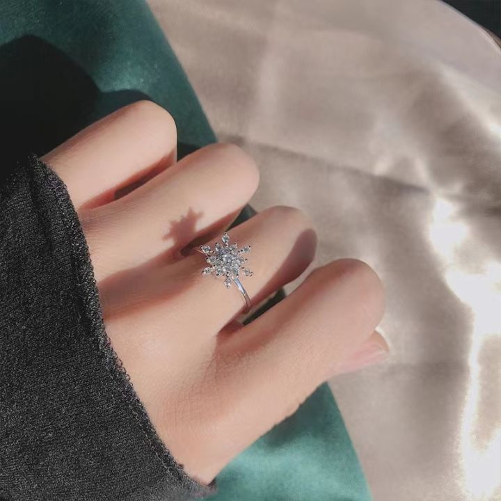 สร้างสรรค์รูปแบบใหม่ล่าสุดหมุนแหวนเกล็ดหิมะสีขาวผู้หญิงแฟชั่นบุคลิกภาพเพชรดอกไม้เปิดแหวนแฟนปรับได้