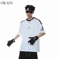 OKADY เสื้อยืดคอกลมทรงหลวมสไตล์เมืองแฟชั่นสำหรับผู้ชายอินเทรนด์ทุกวันในแขนห้าส่วน