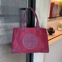 กระเป๋าสะพาย ใบใหญ่ TORY BURCH ELLA TOTE BAG วัสดุ NYLON ทั้งใบตัดด้วยหนังสีดำ แต่งโลโก้แบรนด์ด้านหน้า