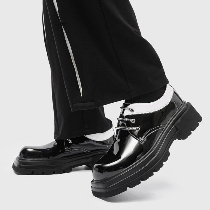 รองเท้าส้นแบนแพลตฟอร์มแผ่นรองรองเท้าหัวกลมรองเท้าหนังสีดำลำลองรองเท้าหนังหนังสีทึบสำหรับผู้ชาย