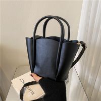 [COD] big bag womens spring 2022 new trendy fashion retro casual tote ins large-capacity shoulder