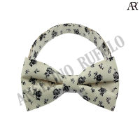 ANGELINO RUFOLO Bow Tie ผ้าไหมทอผสมคอตตอนคุณภาพเยี่ยม โบว์หูกระต่ายผู้ชาย ดีไซน์ Flower Pattern สีครีม