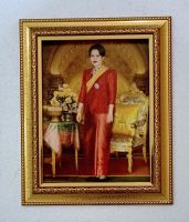 ภาพมงคล พระพันปี  ใส่กรอบทองภาพเคลือบฟีล์มลามิเนตอย่างดี ขนาดรวมกรอบ 10.5X12.5นิ้ว สามารถแขวนได้ และมีขาตั้งได้