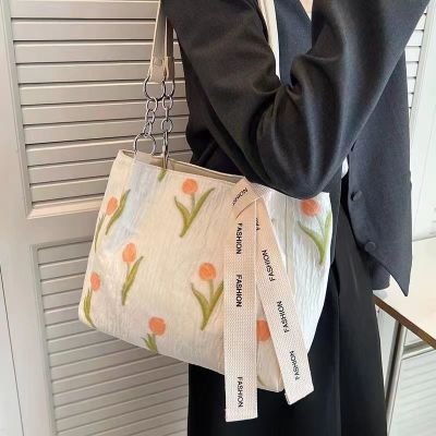 กระเป๋าความจุขนาดใหญ่สำหรับผู้หญิงฤดูร้อน 2023 แฟชั่นใหม่ผ้าใบกระเป๋าสะพายเย็บปักถักร้อยเฉพาะกลุ่มพรีเมี่ยมความรู้สึก Logitech กระเป๋า