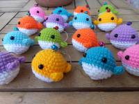 พวงกุญแจถักโคเชต์ ปลาวาฬน้อยหลากสี   พวงพุญแจปลาวาฬ  งาน hand made crochet  ? Hand Crocheted Whale  Keyring