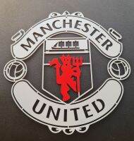 โลโก้แมนเชสเตอร์ยูไนเต็ด Manchester United ขนาด 50 * 50 cm เหล็กหนา 3 มิลลิเมตรน้ำหนัก 3 กิโลกรัม แบบแขวน วัสดุ ทำจากเหล็กตัดเลเซอร์เก็บรายละเอียดเส้นคมทุกจุดทำสีเหมือนจริงใช้สี 2K สีพ่นรถยนต์ภายนอกพ่นเคลือบเงาสวยงามฝุ่นไม่จับไม่ลอกไม่ร่อนไม่เป็นสนิม