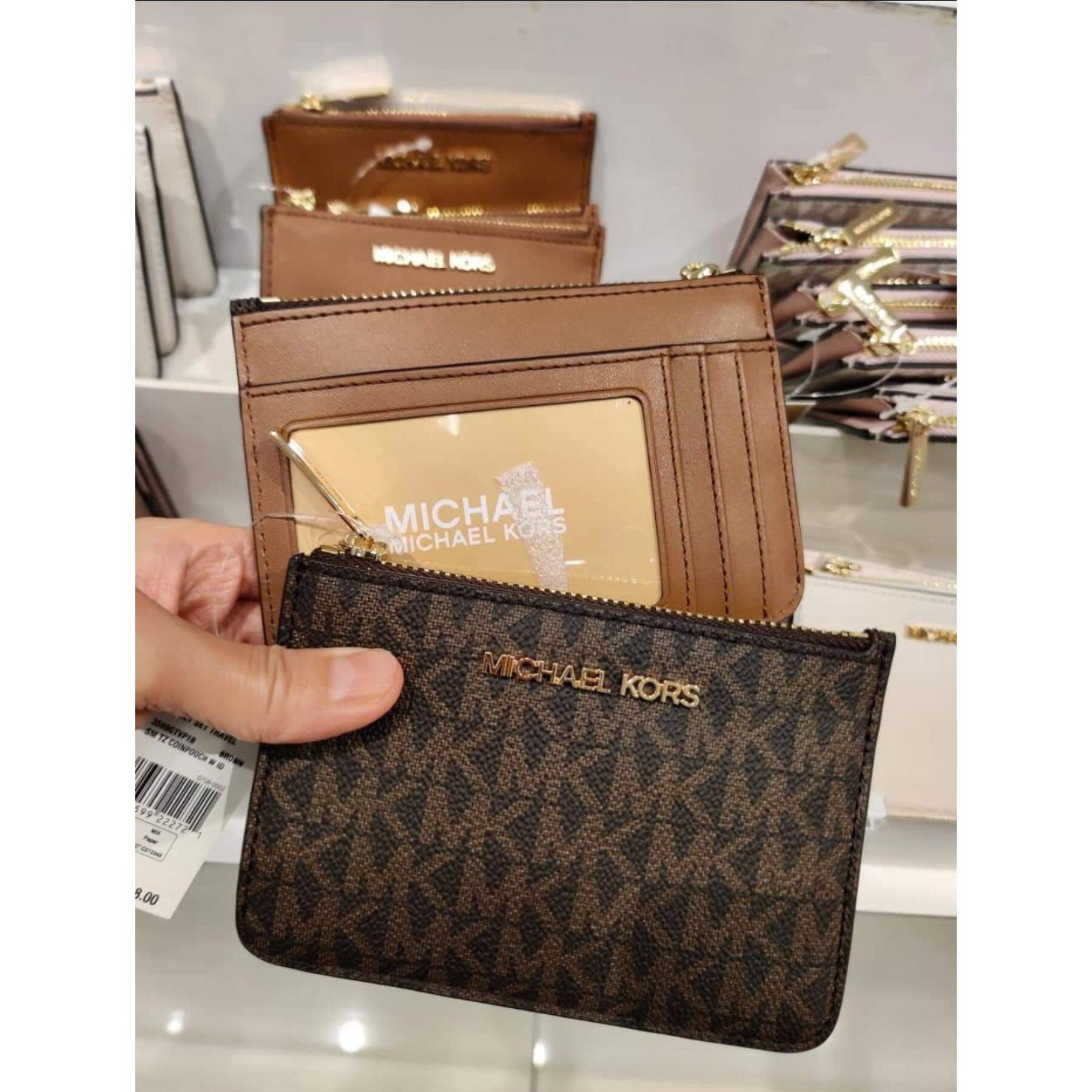 Haga clic ahora para navegar Dale más opciones Precio al por mayor Michael  Kors Jet Set Travel Small Top Zip Coin Pouch with ID Holder PVC Coated  Vanilla Signature 