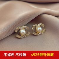 Vivienne Westwood Xiaoxiangfeng high-end double C pearl earrings for women exquisite socialite style versatile light luxury ear clip silver needle earrings