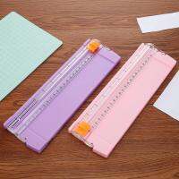 พลาสติกไทเทเนียมกระดาษ Trimmer Scrapbooking เครื่องมือแบบพกพาความแม่นยำอัตโนมัติ Security Safeguard ไม้บรรทัดด้านข้างสำหรับ Craft Paper