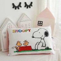 ปลอกหมอน Snoopy Peanuts เนื้อผ้าสัมผัสนุ่ม สบาย สกรีนลายทั้ง 2 ด้าน มีซิปปิดด้านข้างทุกใบ มี 2 ลาย ตามภาพ ขนาด 65×43 cm