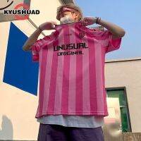 KYUSHUAD เสื้อยืดพอดีตัวสตรีทผู้ชายทรงหลวมแนวสปอร์ตเสื้อเจอร์ซีย์ลายทางเรโทรสไตล์อเมริกัน