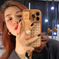 สายรัดข้อมือหนังสีกากีสำหรับ iPhone14ProMax สายรัดข้อมือมุกถักสำหรับ iPhone12 เคสโทรศัพท์แฟชั่นเกาหลีสำหรับ iPhone13 ซองใส่ซิลิโคนสีกากีสำหรับ iPhone11