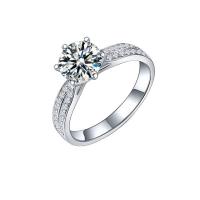 [COD] Chong Hing แหวนเพชรสองแถวชุบเงินเลียนแบบ Moissanite แหวนครึ่งหนึ่งของประเทศแสงดาวผู้หญิงหกกรงเล็บฝังหนึ่งกะรัตแหวนแต่งงาน