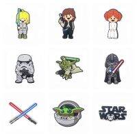 Croc Charms Star Wars Series Kawaii DIY อุปกรณ์เสริมรองเท้า PVC Master Yoda ขายส่ง Lightsabers เด็กผู้หญิงของขวัญเด็ก JC0108