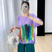 Issey Miyake 2023 เสื้อยืดแขนสั้นมิยาเกะผู้หญิงฤดูร้อนรุ่นใหม่ผ้านุ่มและบางพิมพ์ลายกราฟฟิตีจับจีบดูผอมเรียบหรู