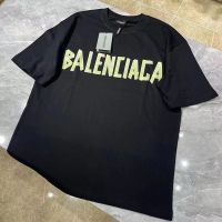 ● Balenciagaหนุ่มเสื้อยืดแขนสั้นเสื้อเด็กผ้าฝ้ายพิมพ์ลายตัวอักษรผ้าพันเทปสีเหลืองแบรนด์เสื้อยืดใหญ่กว่าปกติ