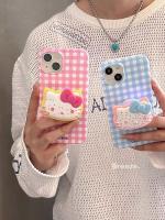 เคสไอโฟนน่ารัก ขาตั้ง Hello Kitty ลายสก๊อตญี่ปุ่นและเกาหลีเหมาะสำหรับเคสโทรศัพท์มือถือ 14promax iPhone13 Apple 12/11 ใหม่