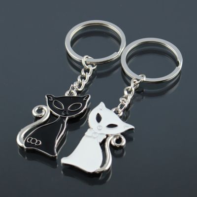 พวงกุญแจแมวสีขาวและดำโซ่เงินโครเมี่ยมใหม่ของขวัญ2ชิ้น