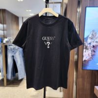 Daigou GUESS เสื้อยืดคอตตอนแนวสปอร์ตสีขาวคอกลมแขนสั้นสำหรับทั้งหญิงและชายใหม่สำหรับฤดูร้อน