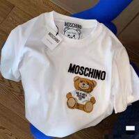 MOSCHINO เสื้อคุณภาพระดับเคาน์เตอร์เสื้อยืดหรูหราสามมิติแบบดั้งเดิมสำหรับผู้ชายและผู้หญิงพร้อมแขนสั้น2023ฤดูร้อนใหม่ปักโลโก้ไฮเอนด์ # MOSCHINO69