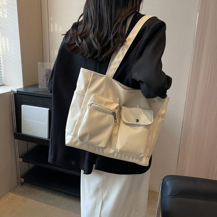 ผ้าใบกระเป๋าแบบหนีบแขนแฟชั่นกระเป๋าถือผู้หญิงสีทึบเรียบง่ายพกพาได้สำหรับใส่ทำงาน
