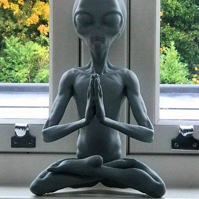 Witchcraft Meditation Alien Statue Mini Resin Ornament Alien Garden Home Office Yard Art Decor for Indoor Outdoor