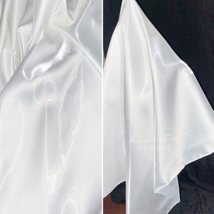 ชุดเดรสผ้าไหมซาตินติดคริสตัลกากเพชรชุดแต่งงานแสงน้ำเรียบผ้าซาตินโลหะเหลวผ้าแข็งดีไซน์