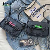 FUTUI สีชมพูอมชมพู กระเป๋าตุ๊กตาบาร์บี้เคมบริดจ์ กระเป๋า Crossbody กระเป๋าถือแบบถือ กระเป๋าสี่เหลี่ยมเล็ก แบบพกพาได้ หนังพียู กระเป๋าสะพายลายตัวอักษร สาวๆ