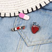 【CC】 Syringe Enamel Pin Pink Pill Brooches Denim Jackets Lapel Pins Jewelry for Doctor Brooch Badge