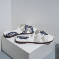 In the summer of 2023 Herr mesˉ the new European and American classic H slippers are designed for womens niche Women wear beach slippers at home.TH