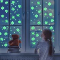 ZZOOI 50Pcs Luminous Snowflake Wall Stickers Glow In The Dark Decal for Kids Baby Rooms Bedroom Christmas Home Decoration Navidad 2022