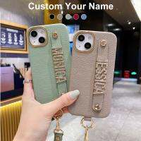 ส่วนบุคคลสายคล้องชื่อเคสโทรศัพท์หนัง PU ลิ้นจี่สำหรับ Iphone 11 12 13 14 Pro Max Plus เคสจดหมายโลหะเพชร