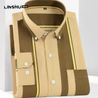 LINSHU เสื้อเชิ๊ตผู้ชายเดรสลายแขนยาวแนวตั้งสำหรับฤดูใบไม้ร่วง,เสื้อเชิ๊ตผู้ชายเทรนด์เข้ารูปพอดีฉบับภาษาเกาหลีเสื้อเชิ้ตลำลองลายทางขนาดกลางและวัยรุ่น