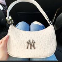 DT ใหม่ของเกาหลีใต้ MLB ผู้หญิงสายตายาวตามอายุรูปแบบสีเข้มเต็มมาตรฐานโลหะ NY หนังกระเป๋าใต้วงแขนผู้หญิงกระเป๋าสะพายไหล่ถือกระเป๋า