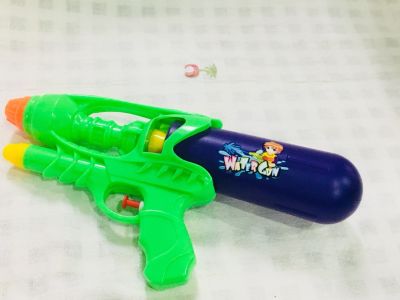 ปืนฉีดน้ำของเล่นเด็ก  สีเขียว ขนาดยาว 28 เซนติเมตร